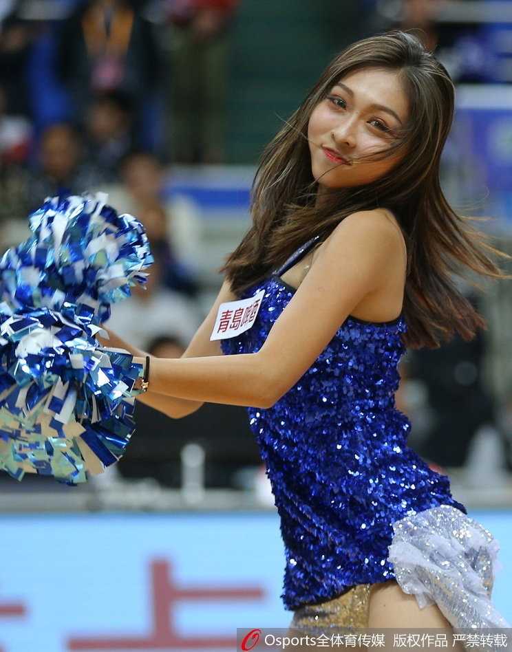 中场休息时宝贝们变换队形，灿烂笑容搭配动感舞步，让紧张的比赛间隙充满轻松愉悦的氛围