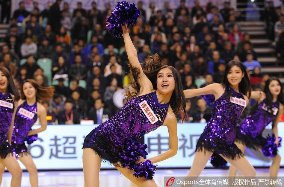 CBA赛场最美风景线 篮球宝贝热舞点燃第四轮激情 动感节拍下,篮球宝贝们整齐地挥舞着双手,用热情洋溢的笑容带动全场气氛