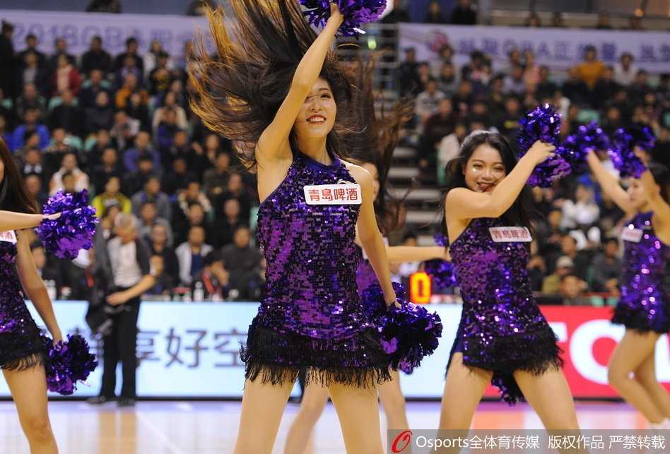 CBA赛场最美风景线 篮球宝贝热舞点燃第四轮激情 特写镜头捕捉到一位篮球宝贝专注的眼神,额头的汗水也掩盖不住她对舞台的热爱