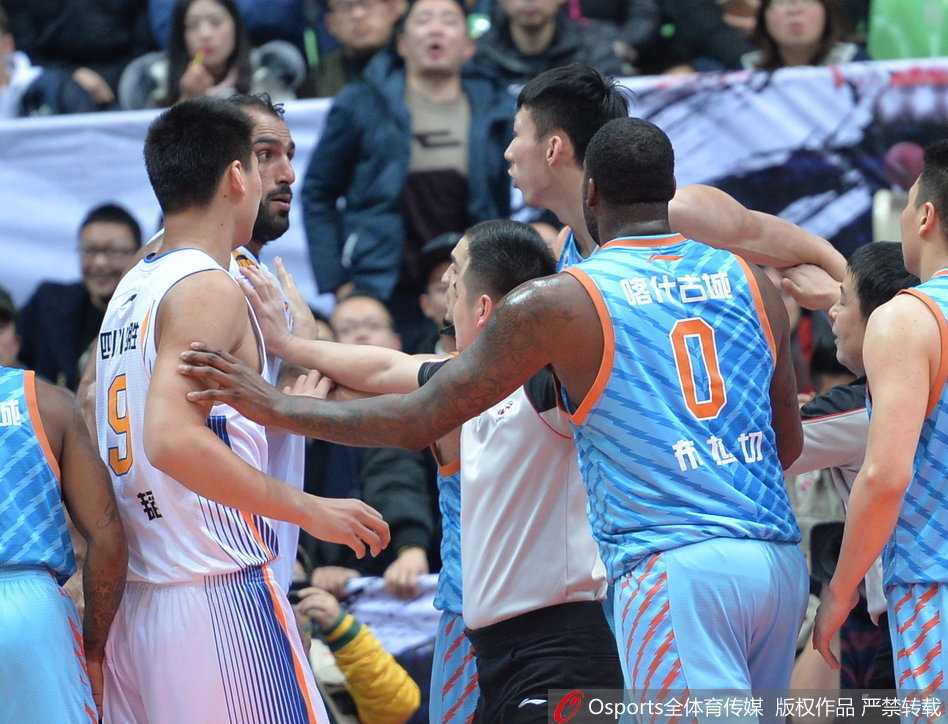 CBA赛场火爆一幕:周琦遭锁喉怒挥拳引发冲突 冲突过后,裁判正在观看录像回放,场边教练和球员都在焦急等待最终的判罚结果。