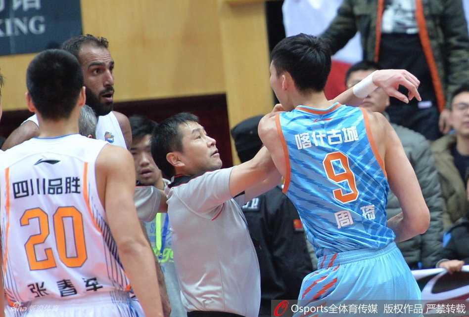 CBA赛场火爆一幕:周琦遭锁喉怒挥拳引发冲突 哈达迪的手臂紧紧勒住周琦的脖子,周琦面部表情痛苦且愤怒,试图挣脱反击。