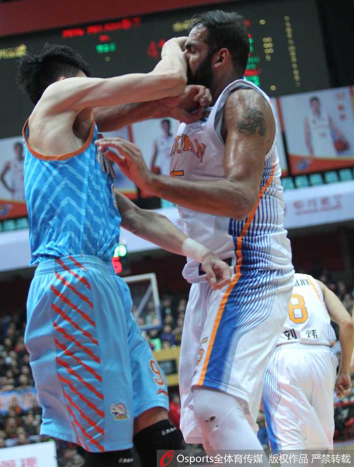 CBA赛场火爆一幕:周琦遭锁喉怒挥拳引发冲突 周琦与哈达迪在篮下激烈卡位,手臂纠缠在一起,空气中弥漫着浓重的火药味。