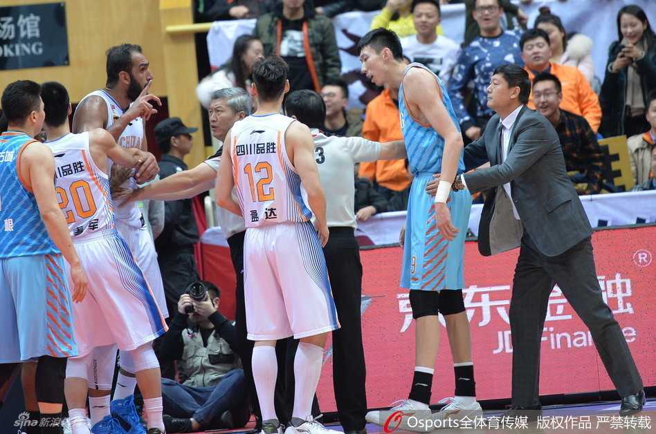 CBA赛场火爆一幕:周琦遭锁喉怒挥拳引发冲突 被裁判和队友隔开后,周琦依然愤怒地指向哈达迪方向,口中说着什么,情绪激动。