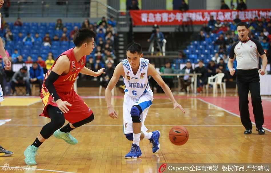 CBA赛场风云录:激战正酣,群雄逐鹿谁主沉浮 四川队外援哈达迪内线强起,以一记势大力沉的双手灌篮宣告其篮下绝对统治力