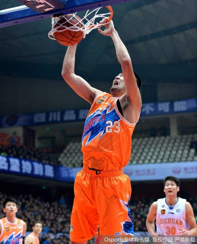 CBA赛场风云录:激战正酣,群雄逐鹿谁主沉浮 北控队球员运球推进,面对同曦队严密防守,冷静观察场上局势寻找传球路线