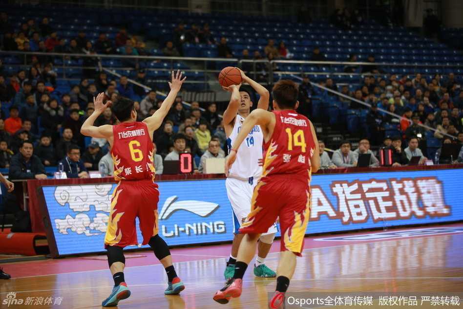 CBA赛场风云录:激战正酣,群雄逐鹿谁主沉浮 青岛队后卫运球一个加速过掉防守球员,面对补防高高跃起准备上篮