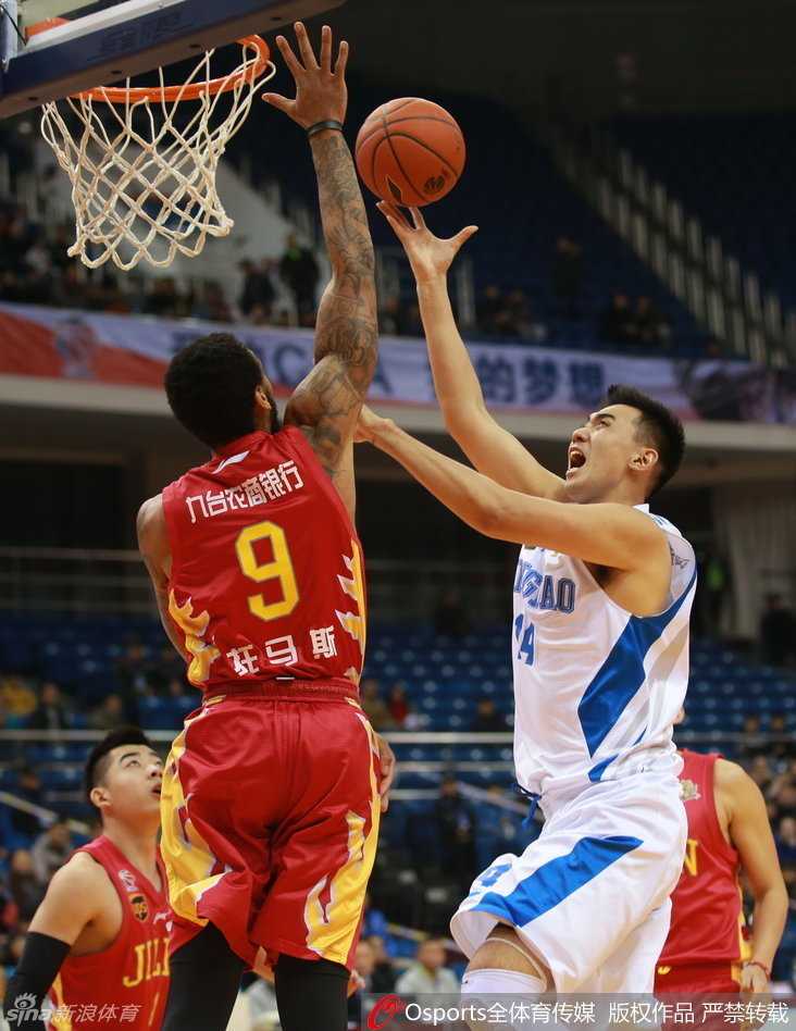 CBA赛场风云录:激战正酣,群雄逐鹿谁主沉浮 青岛队球员在外线果断出手三分,篮球划过一道完美弧线直钻网窝