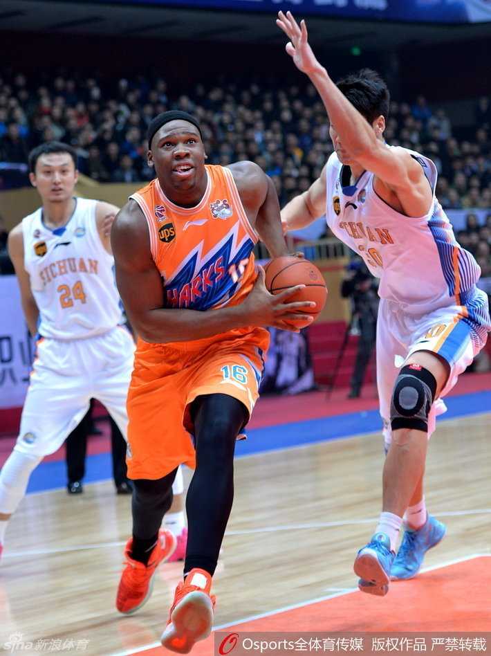 CBA赛场风云录:激战正酣,群雄逐鹿谁主沉浮 四川队球员在哈达迪的掩护下,巧妙地将球传给切入底线的队友,助攻其轻松上篮得分
