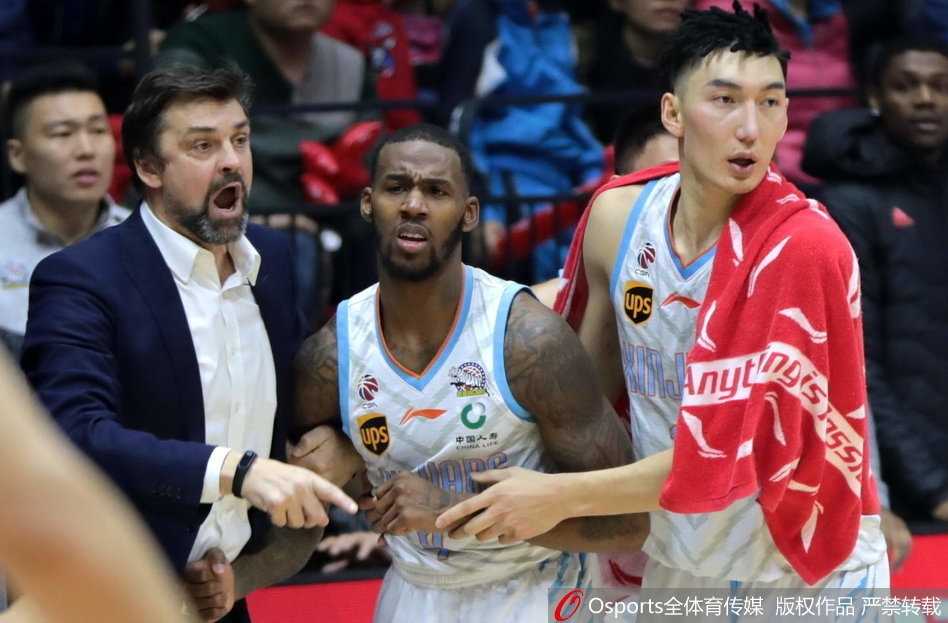 新疆队球员亚当斯在多人包夹下强行突破，双方肢体纠缠，眼神中充满火药味，赛场气氛紧张到了极点