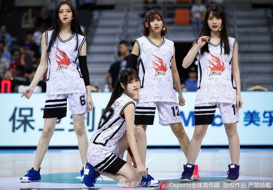 GNZ48助阵广东宏远豪取六连胜,青春风暴燃爆东莞篮球中心 GNZ48少女们身着蓝白相间的应援球衣,在宏远主场的中场区域活力亮相,甜美的笑容与青春的气息瞬间点燃了全场观众的激情。