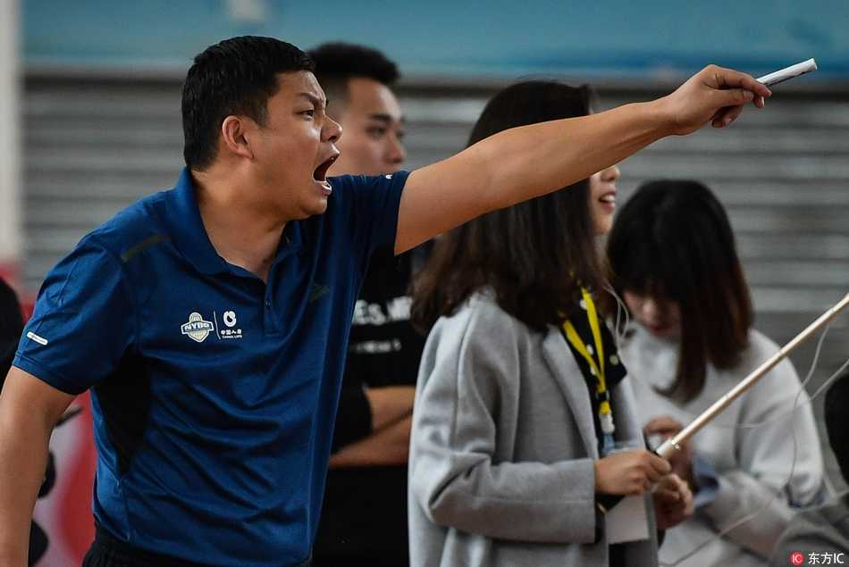 NYBO赛场运筹帷幄 U12教练激情指挥点燃篮球少年梦 尽管被换下场,小球员依然全神贯注地聆听教练布置战术,教练则蹲下身子,与球员平视,耐心地用手指点着场上的位置。