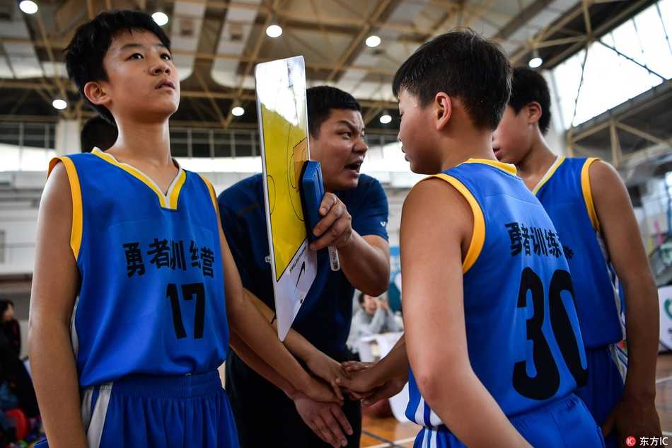 NYBO赛场运筹帷幄 U12教练激情指挥点燃篮球少年梦 比赛胜利后,教练与小球员们一同击掌庆祝,他的脸上洋溢着自豪与喜悦的笑容,这笑容里有对孩子们表现的肯定,更有对未来的无限期许。