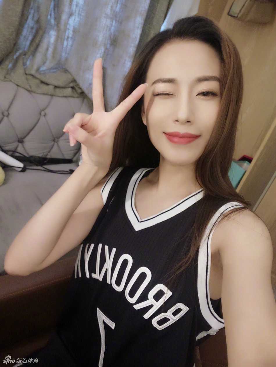 UFC举牌女郎惊艳选拔赛,东方美力量身打造八角笼最火辣风景 一名扎着丸子头的参赛女孩身穿运动内衣搭配牛仔热裤,健康的肌肉线条在阳光下闪耀,展现出力量与性感的完美平衡