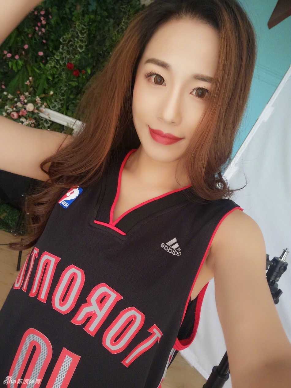 UFC举牌女郎惊艳选拔赛,东方美力量身打造八角笼最火辣风景 选拔现场的女球迷眼神坚定,身穿露脐运动装展现紧致马甲线,将运动的阳光美感与女性的柔美曲线完美融合