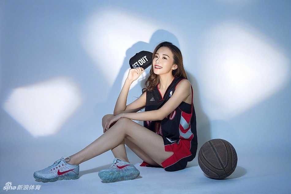 UFC举牌女郎惊艳选拔赛,东方美力量身打造八角笼最火辣风景 侧身回眸的瞬间,女孩的秀发随风飘起,紧身运动背心勾勒出优美的背部曲线,在绿荫映衬下宛如一幅动感时尚大片