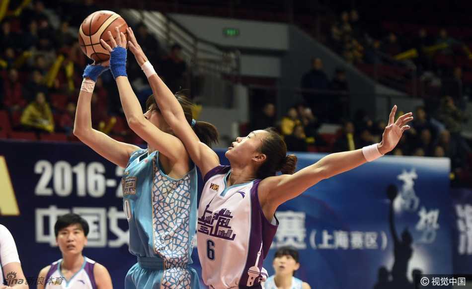 WCBA京沪大战:上海宝山大华主场力克北京首钢 焦灼时刻,上海队外线球员借掩护后干拔跳投,皮球出手的瞬间,全场目光都聚焦在那道棕色的弧线上