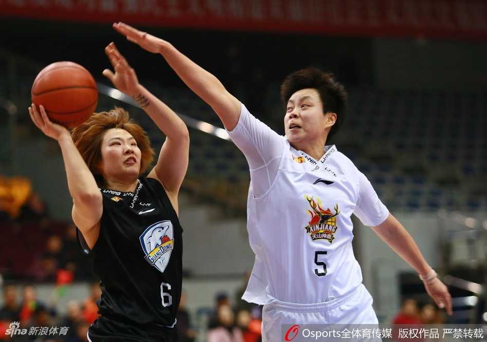 广东女篮的队员们紧紧拥抱在一起，庆祝这场来之不易的客场胜利，每个人的脸上都洋溢着激动与喜悦的泪水，这是团队篮球最美的画面。