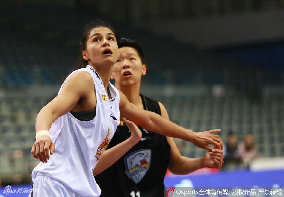 黄思静在三分线外果断出手，皮球在空中划过一道完美的弧线，她身后的新疆队球迷面露遗憾，这一刻仿佛时间都凝固了。