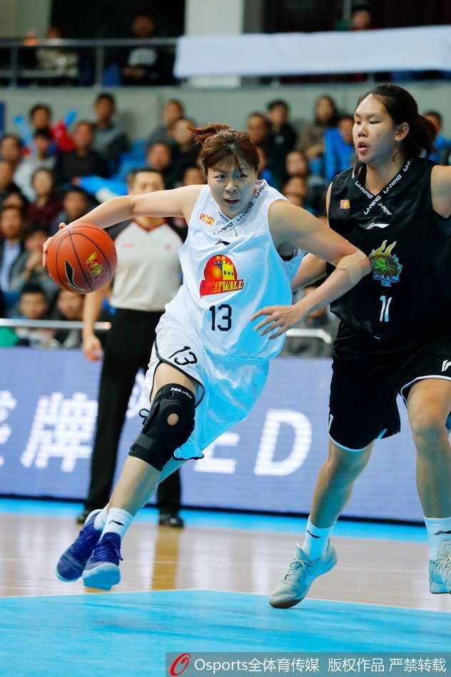 浙江队外援娜塔莎-霍华德在对抗中高高跃起，以一个极其舒展的姿势完成投篮，她在内线的统治力是球队取胜的基石。