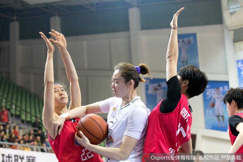 WCBA常规赛第20轮:广东女篮狂胜四川止颓势 新星闪耀展统治力 广东队外援约翰逊高高跃起,在四川队两名防守球员的夹击中将篮板球稳稳收入囊中