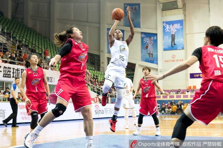 WCBA常规赛第20轮:广东女篮狂胜四川止颓势 新星闪耀展统治力 广东队后卫杨力维用标志性的快速突破撕破四川队防线,在身体对抗后依然将球送入篮筐