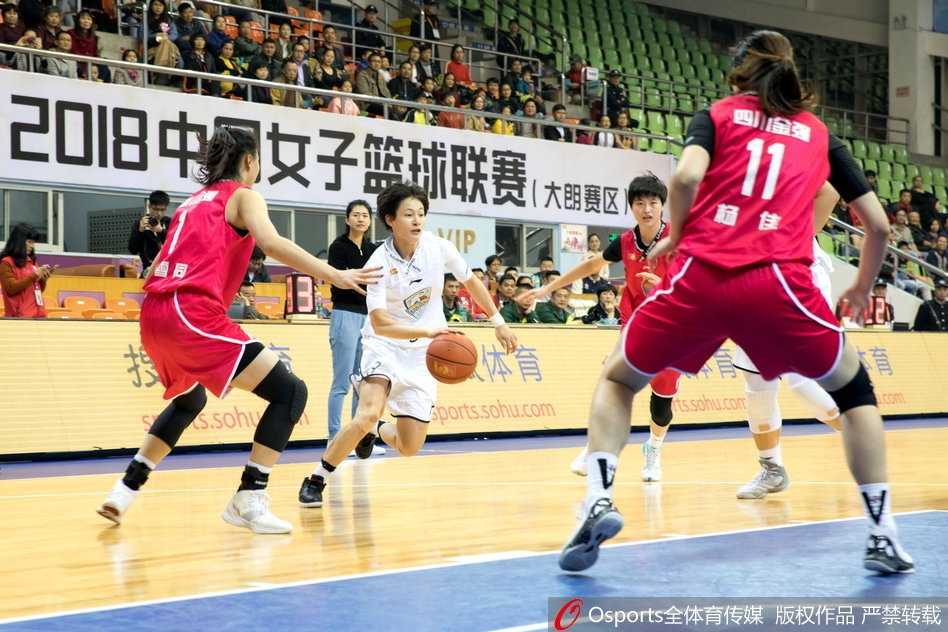 WCBA常规赛第20轮:广东女篮狂胜四川止颓势 新星闪耀展统治力 四川队核心赵雪同面对广东队的多人包夹,依然果断起跳出手投篮,眼神中透露出不屈的斗志