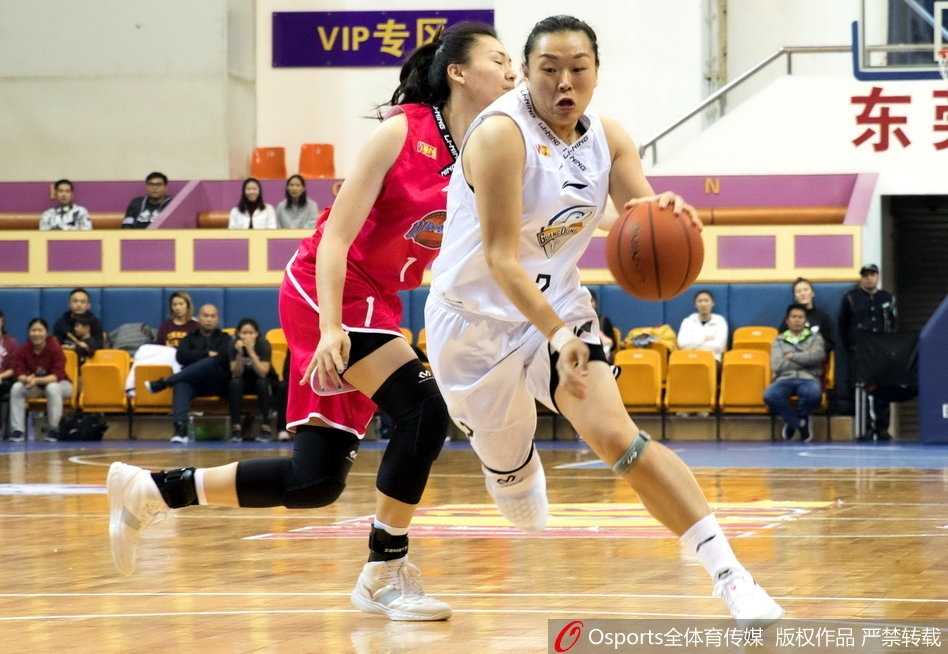 WCBA常规赛第20轮:广东女篮狂胜四川止颓势 新星闪耀展统治力 广东女篮替补席球员在队友打出精彩进球后,全体起立欢呼雀跃,充分展现了球队团结一心的氛围