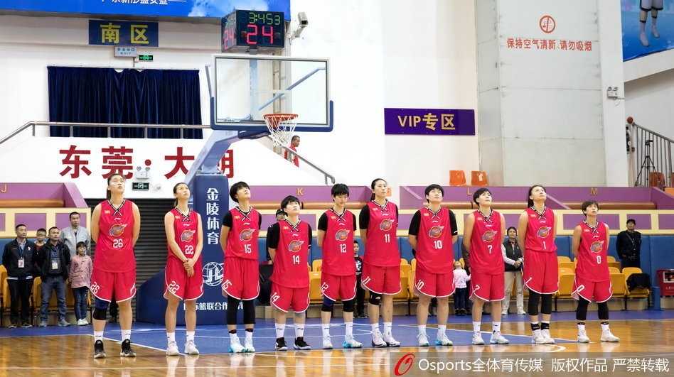 WCBA常规赛第20轮:广东女篮狂胜四川止颓势 新星闪耀展统治力 赛后广东队球员们在中圈围成一圈,击掌庆祝这场来之不易的大胜,每个人的脸上都洋溢着笑容