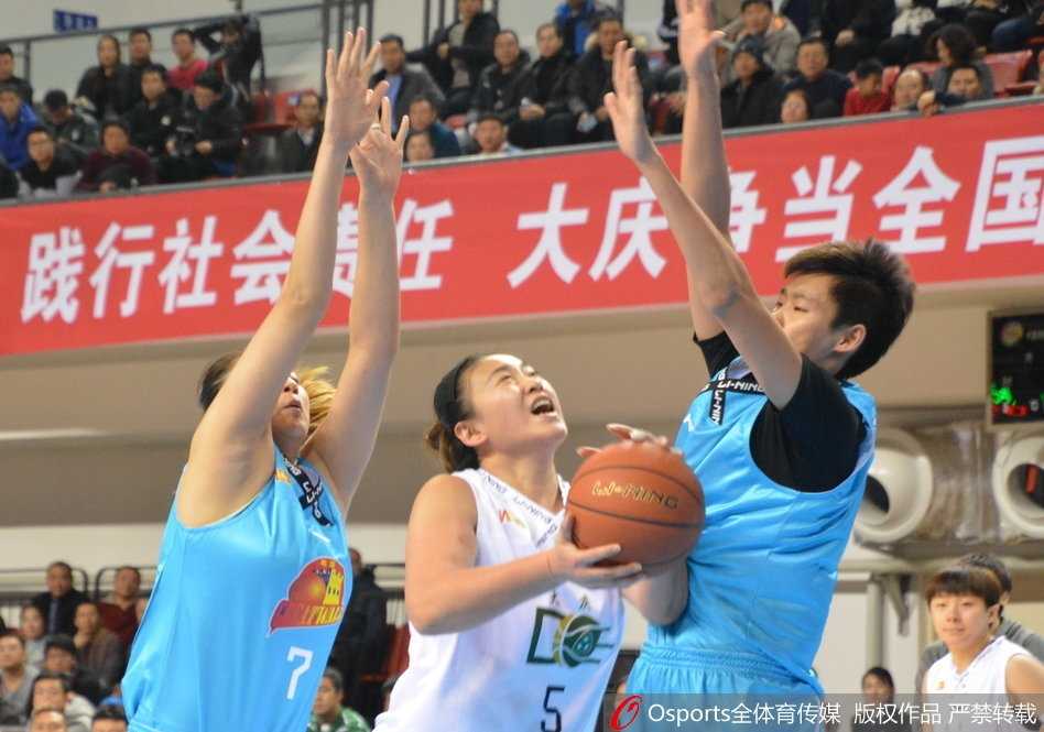 WCBA常规赛第七轮:主场作战的大庆队六十六比七十六惜败卫冕冠军北京队 主场大庆队队员在严密防守下强行突破,眼神中透露出对胜利的无限渴望