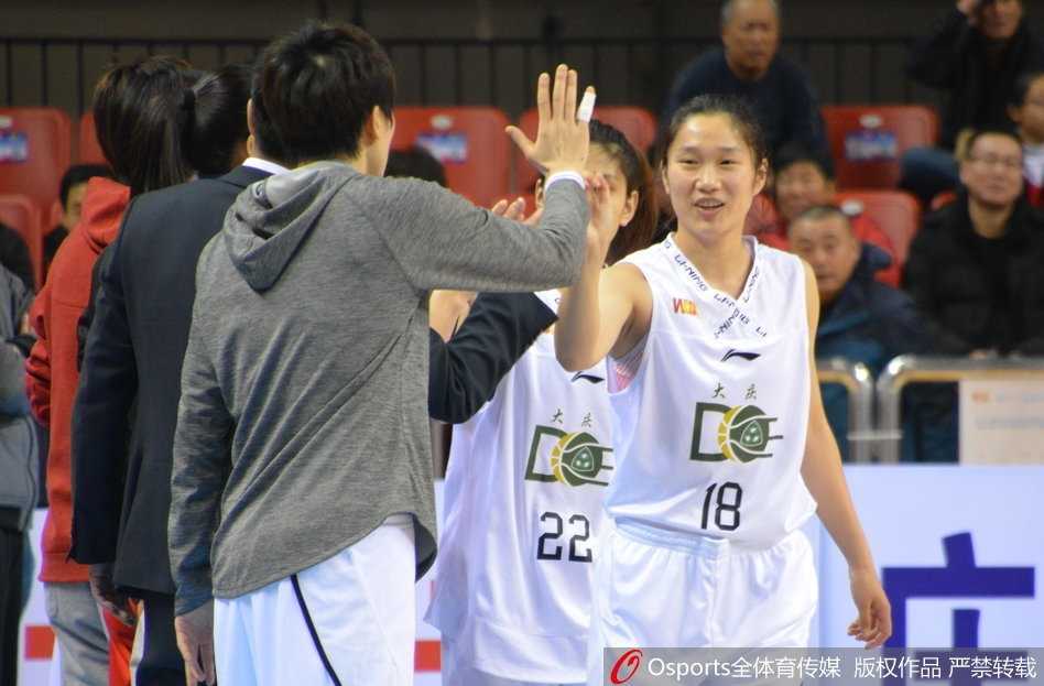 WCBA常规赛第七轮:主场作战的大庆队六十六比七十六惜败卫冕冠军北京队 北京首钢队外援伊曼妮在篮下展现出绝对统治力,面对防守强硬上篮得分