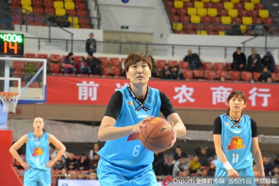 WCBA常规赛第七轮:主场作战的大庆队六十六比七十六惜败卫冕冠军北京队 双方球员在场上积极拼抢篮板球,肌肉碰撞间尽显女篮比赛的激烈与对抗性