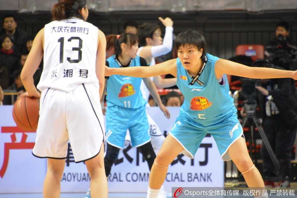 WCBA常规赛第七轮:主场作战的大庆队六十六比七十六惜败卫冕冠军北京队 大庆队外援亨利面对北京队多人包夹防守,依然试图寻找传球或得分的机会