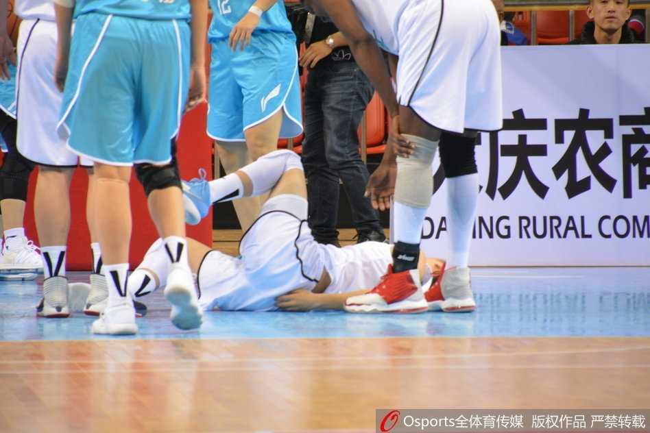 WCBA常规赛第七轮:主场作战的大庆队六十六比七十六惜败卫冕冠军北京队 赛后,大庆队员神情落寞地离场,尽管失利,但她们在比赛中展现的拼搏精神令人动容