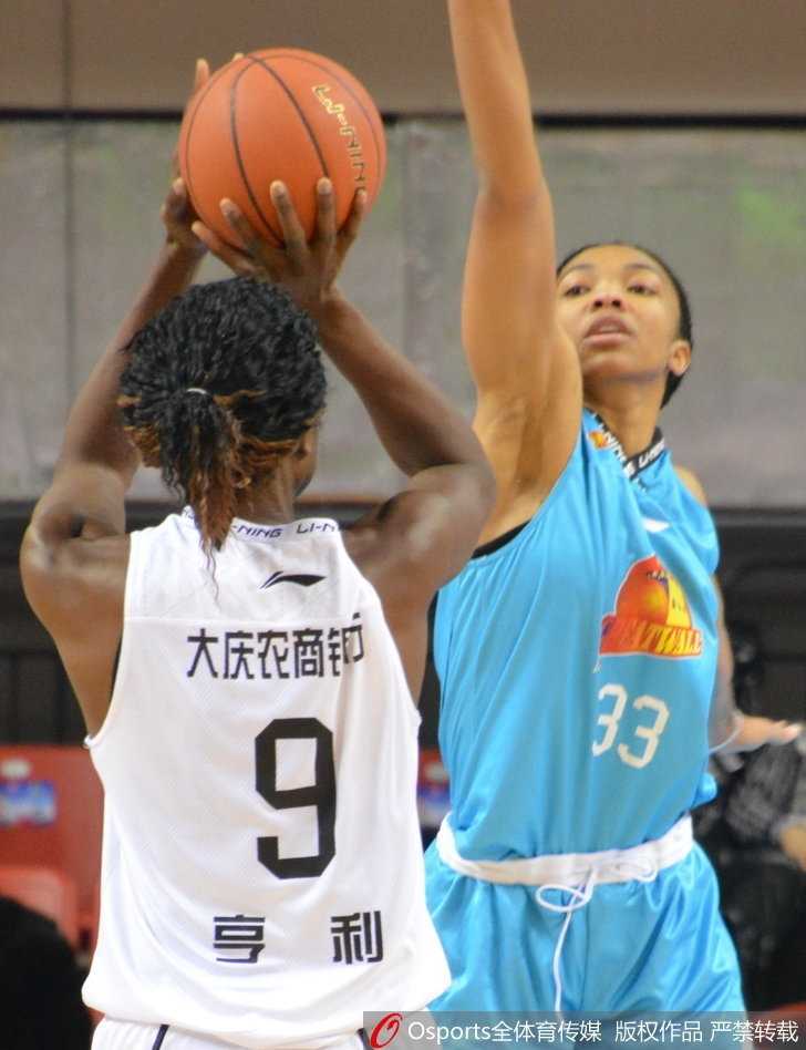 WCBA常规赛第七轮:主场作战的大庆队六十六比七十六惜败卫冕冠军北京队 北京队核心球员史秀峰运球突破,步伐灵动,展现出老牌劲旅的深厚底蕴