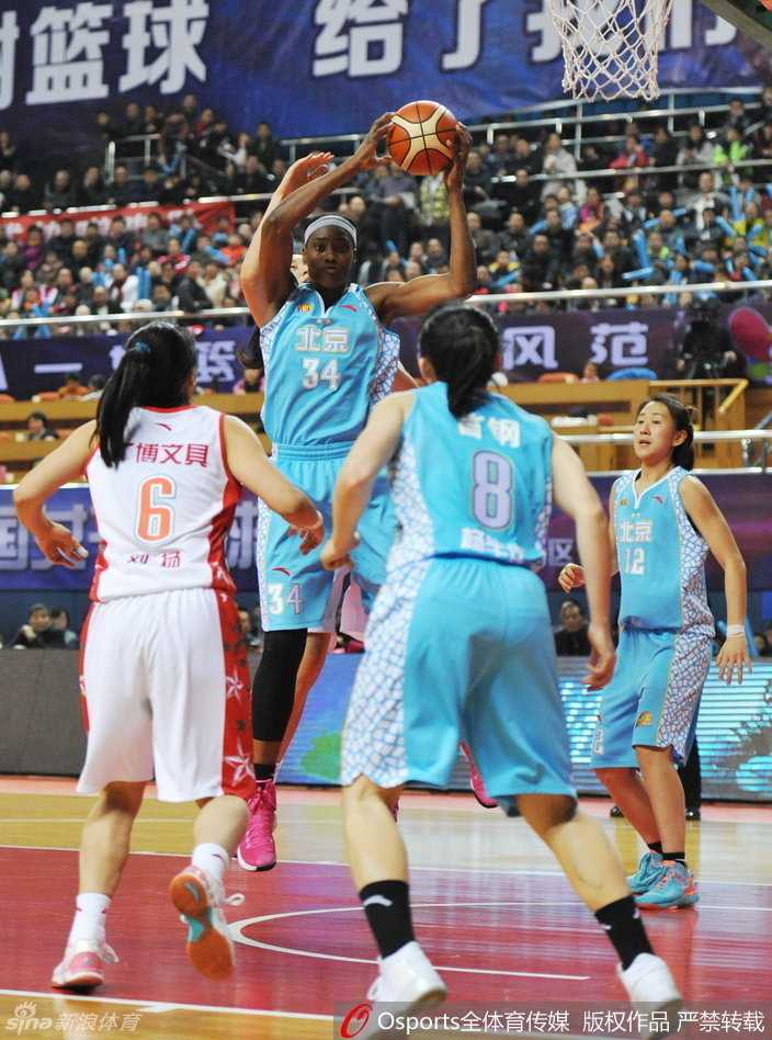 WCBA总决赛京旅客场大捷 女篮卫冕之路强势开局 八一老将陈楠在篮下卡位要球,尽管上场时间有限,但她每一次触球都承载着年轻队员的期望与信念。