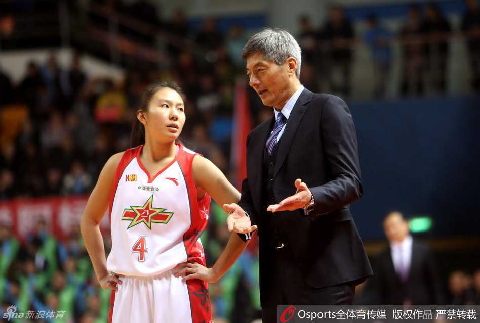 WCBA总决赛京旅客场大捷 女篮卫冕之路强势开局 北京首钢女篮主教练许利民场边指挥若定,他的战术部署让球队在客场始终掌握着比赛的主动权。