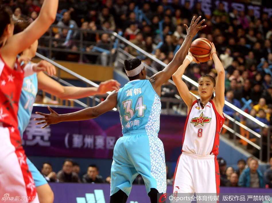 WCBA总决赛京旅客场大捷 女篮卫冕之路强势开局 北京女篮外援福尔斯在八一队内线群中高高跃起,单手将球劈入篮筐,展现篮下绝对统治力。