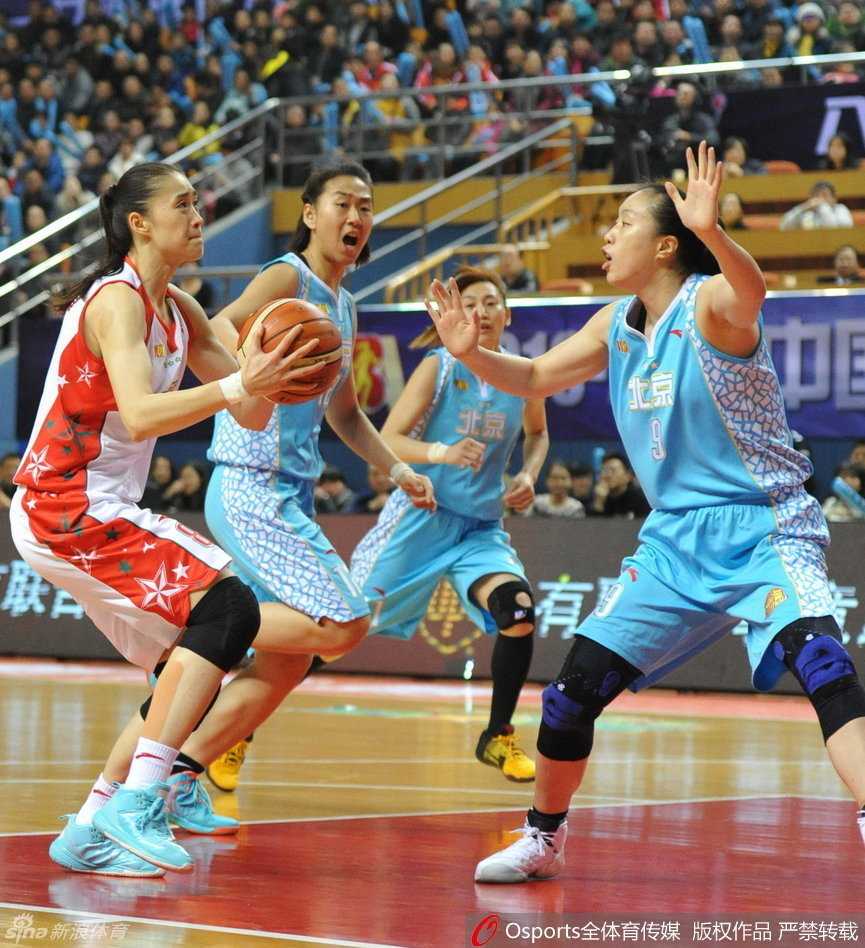 WCBA总决赛京旅客场大捷 女篮卫冕之路强势开局 国手邵婷持球快速反击,她犹如一把尖刀刺穿八一队的防线,眼神中透露出必胜的决心与灵动。