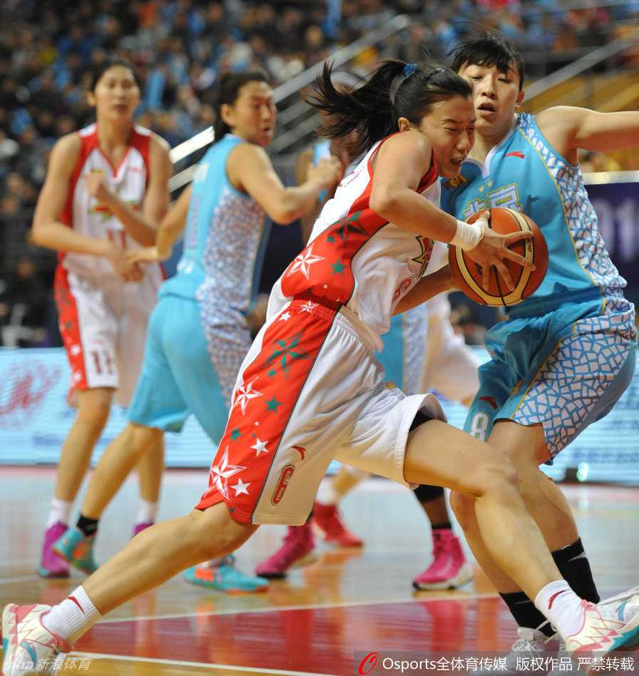 WCBA总决赛京旅客场大捷 女篮卫冕之路强势开局 北京队高颂在快攻中轻盈上篮,她与队友配合默契,这次进攻彻底点燃了替补席的激情与欢呼。