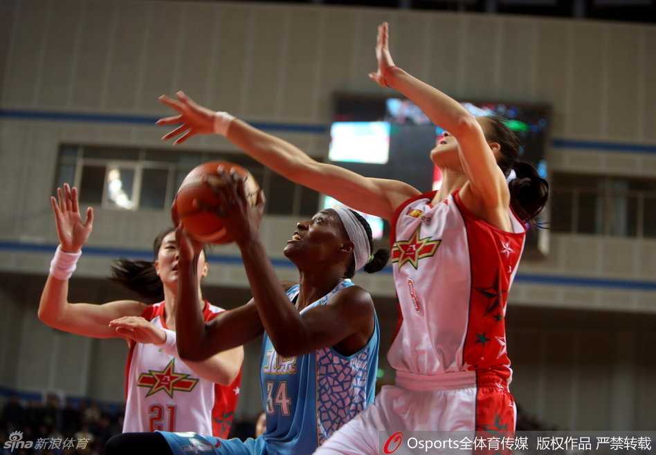 WCBA总决赛京旅客场大捷 女篮卫冕之路强势开局 赛后北京女篮球员们围成一圈,相互击掌鼓劲,脸上洋溢着首战大捷后的自信与团队凝聚力。