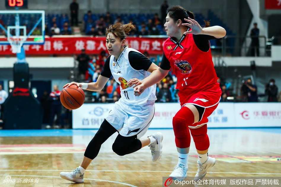 北京队老将张帆眼神坚毅，运球加速变向，如同一把尖刀般犀利地突破山西队的防线，展现出不输年轻人的竞技状态。