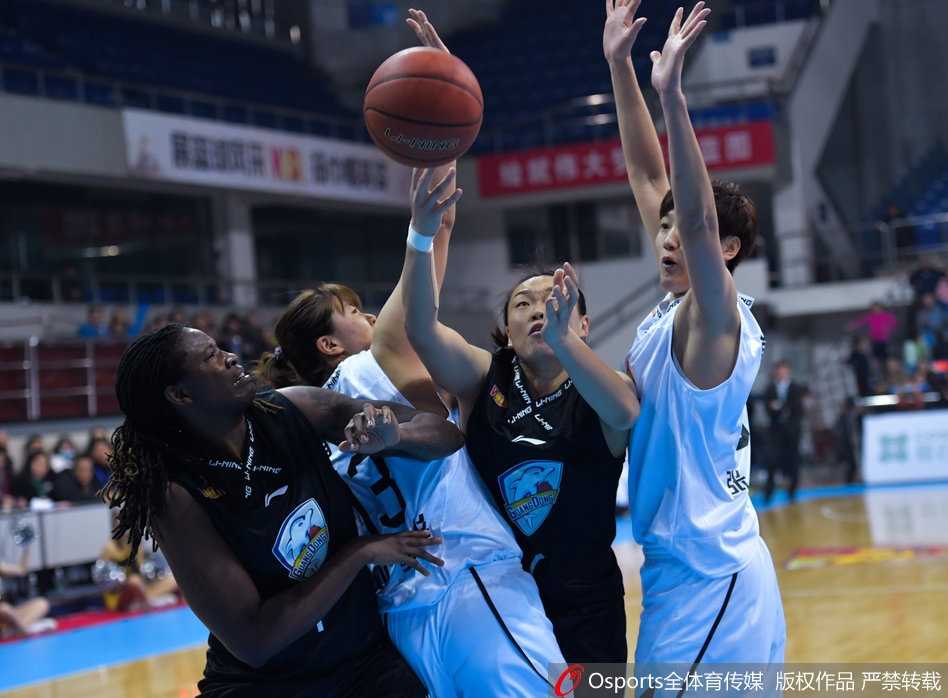 WCBA第九轮京城霸主首尝败绩 广东新星闪耀终结八连胜 北京队外援伊曼尼在广东队李月汝和哈里斯的双人包夹下强行出手,尽管身高体重占优,但面对双塔她也显得举步维艰。