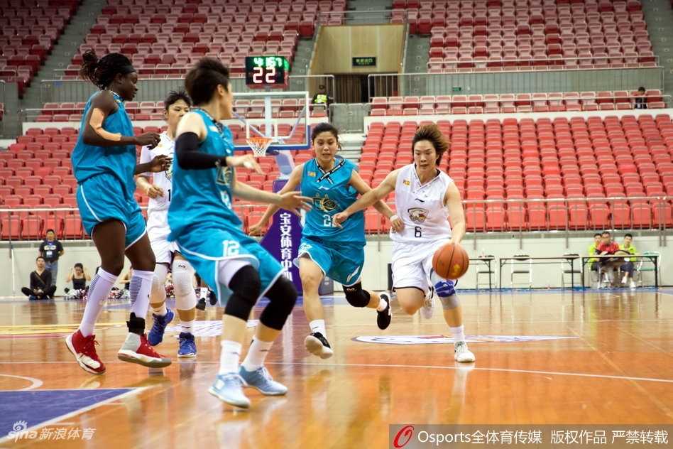 场边广东队教练组神情专注，主教练双手拢在嘴边，大声向场内球员传达战术指令，眼神充满期待。