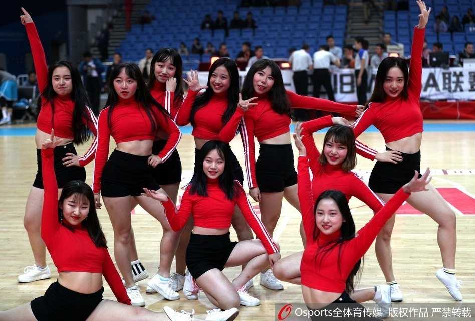 比赛结束后，篮球宝贝们在球员通道旁列队，与退场的观众击掌互动。她们的脸上虽有表演后的疲惫，但依然保持着职业的微笑，为这个篮球之夜画上圆满句号。