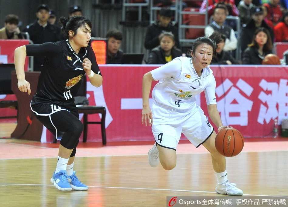 八一队主教练马跃南在场边大声指挥，他手势坚定有力，试图通过战术布置来扭转场上胶着的局势，身后的助教也神情凝重