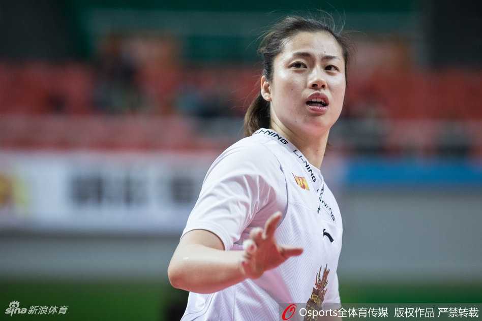 姜佳音在快攻中接球后顺势起跳，空中姿态舒展，手腕轻柔一抖，篮球划出美妙弧线飞向篮筐