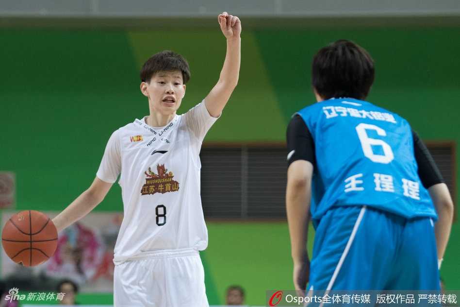 赛后江苏队球员们围成一圈，互相击掌鼓励，脸上洋溢着胜利后的喜悦笑容，团队氛围热烈而团结