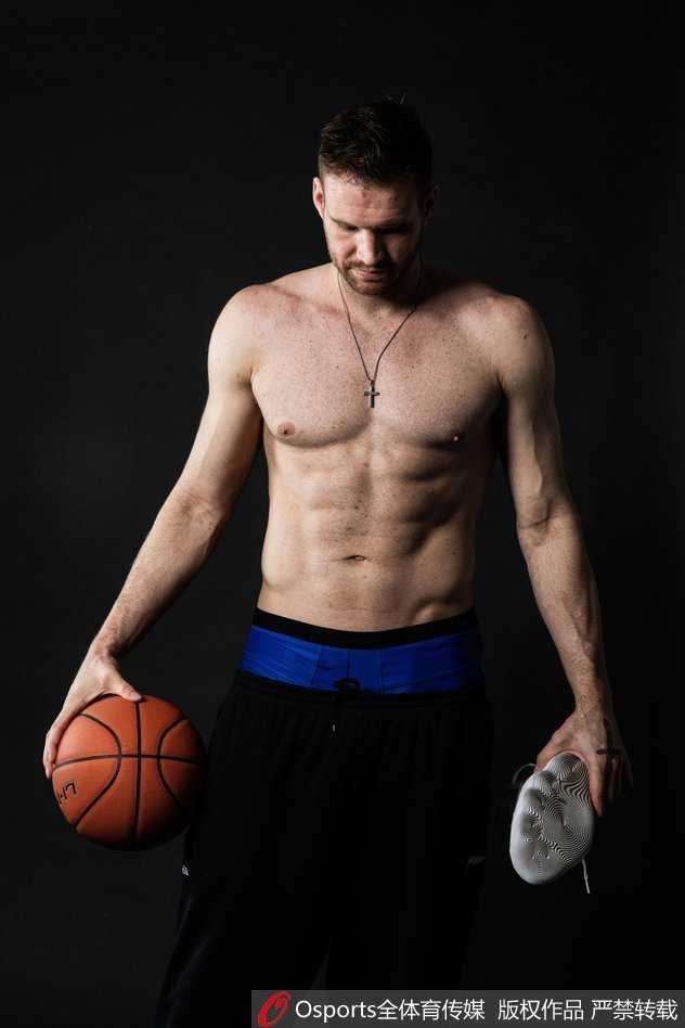 近距离特写兰多夫刀刻般的腹肌与清晰的人鱼线，每一块肌肉都诉说着休赛期挥汗如雨的训练故事