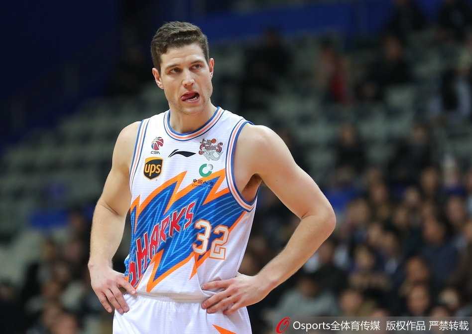 罗汉琛在快攻中面对空篮轻松上篮得手，他的速度和冲击力为上海队的后场注入了源源不断的活力。