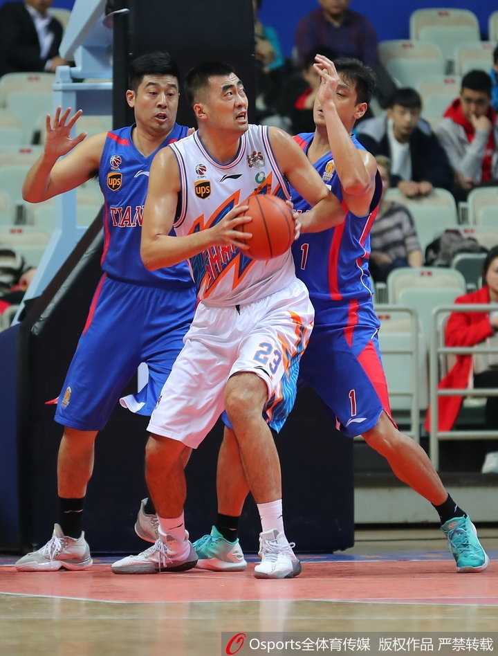 张兆旭在天津队内线群中高高跃起，稳稳摘下前场篮板，他用强硬的表现为上海队筑起了一道禁飞区。